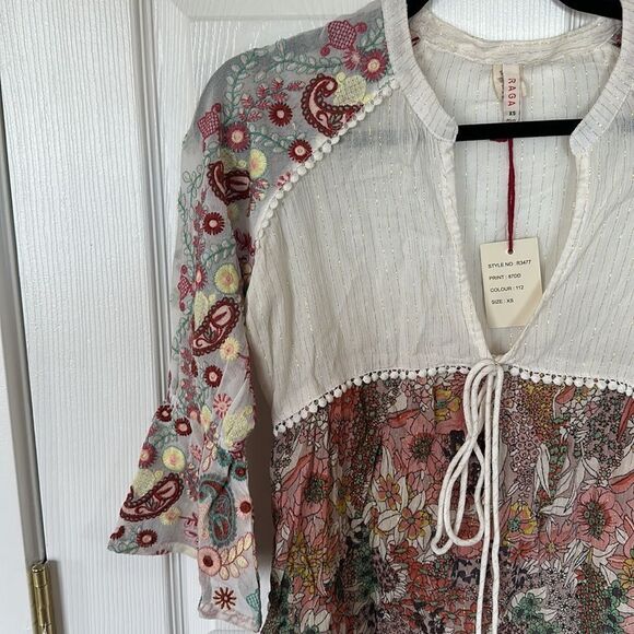 Raga Anthropologie White Paisley Embroidery Floral Bell Sleeve V-Neck Top XS NWT - Picture 3 of 6